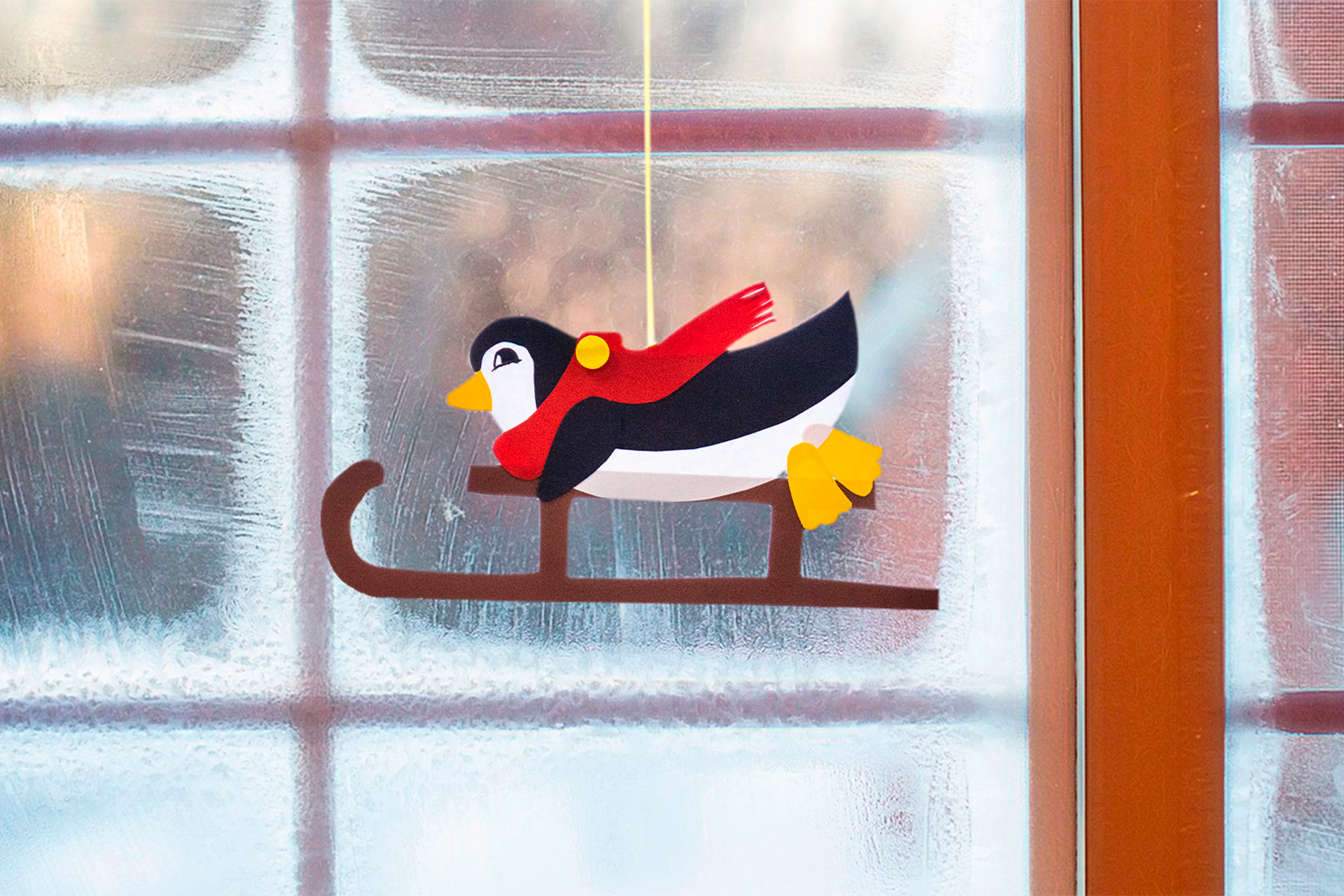 Fensterbild „Pinguin auf Schlittenfahrt“
