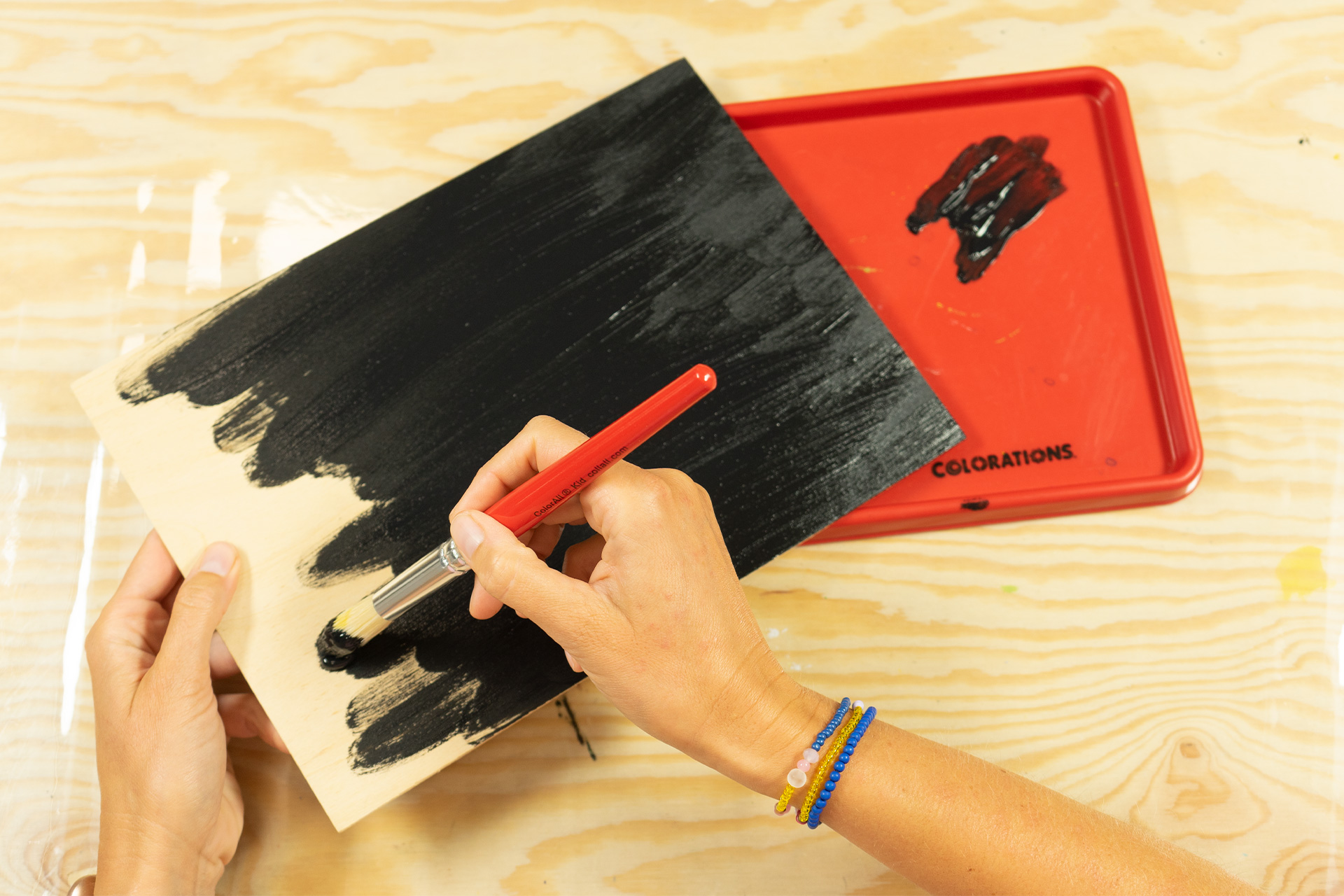 <p>Im ersten Schritt bemale ich die Birkensperrholzplatte mit der schwarzen Tafelfarbe. Die Farbe trage ich in zwei Schichten