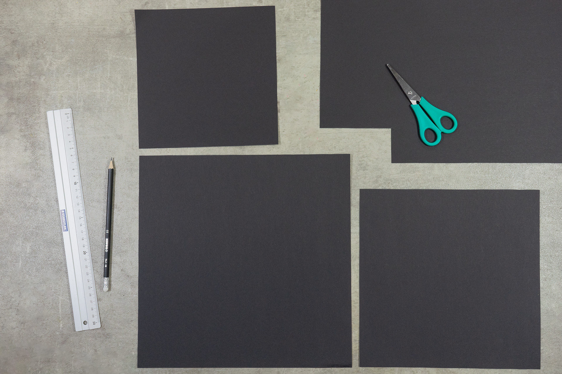 <p>Ich zeichne Quadrate in verschiedenen Größen auf das schwarze Tonpapier und schneide sie aus. In diesem Beispiel sind die 