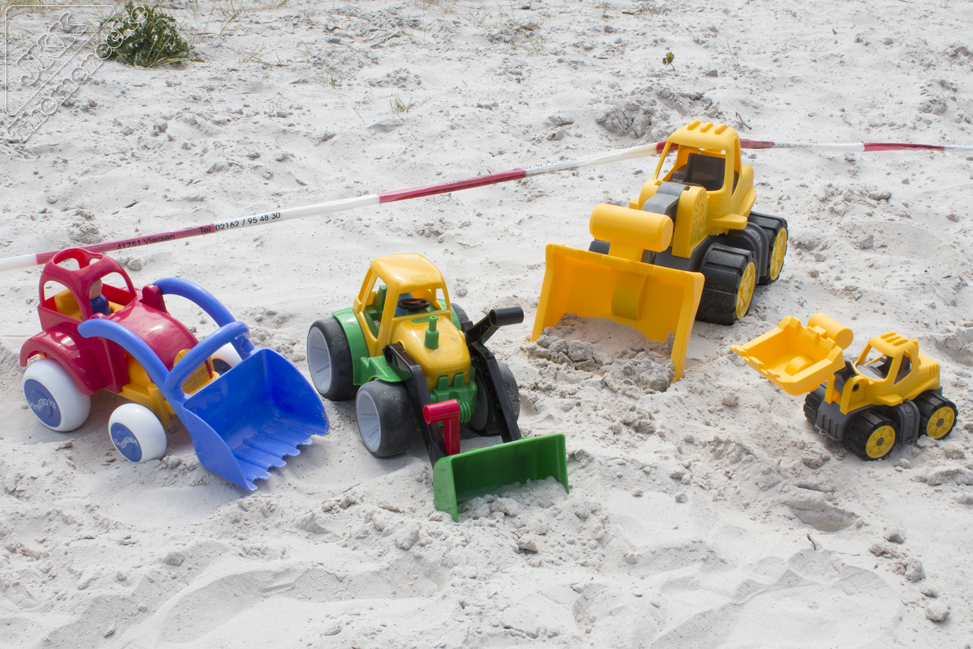 Sandkasten-Fahrzeuge im Vergleich Materialbild