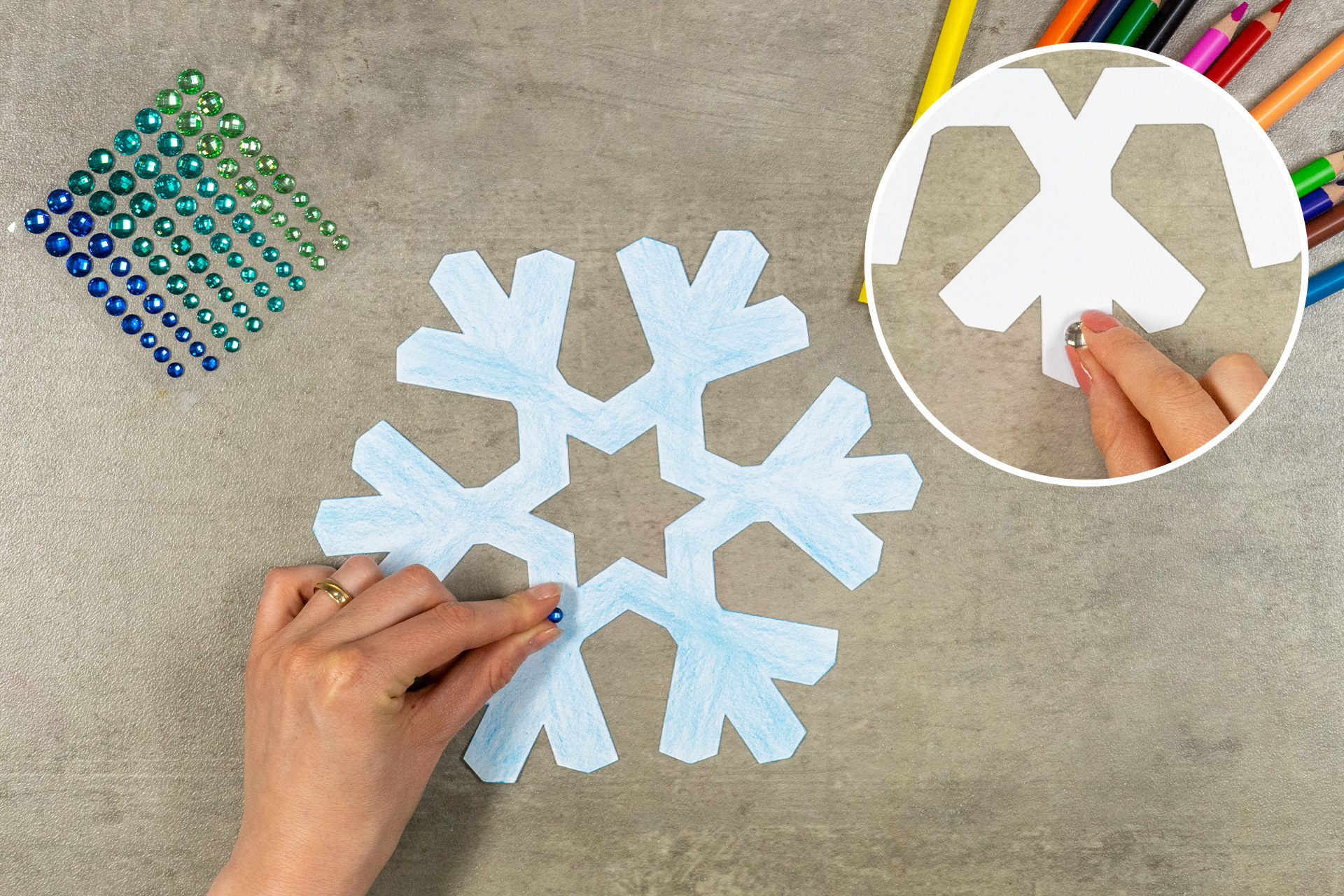 <p>Selbstklebende Schmucksteine sind ideal geeignet, um die Schneeflocke zu dekorieren. So verleihe ich ihr dezente Highlight