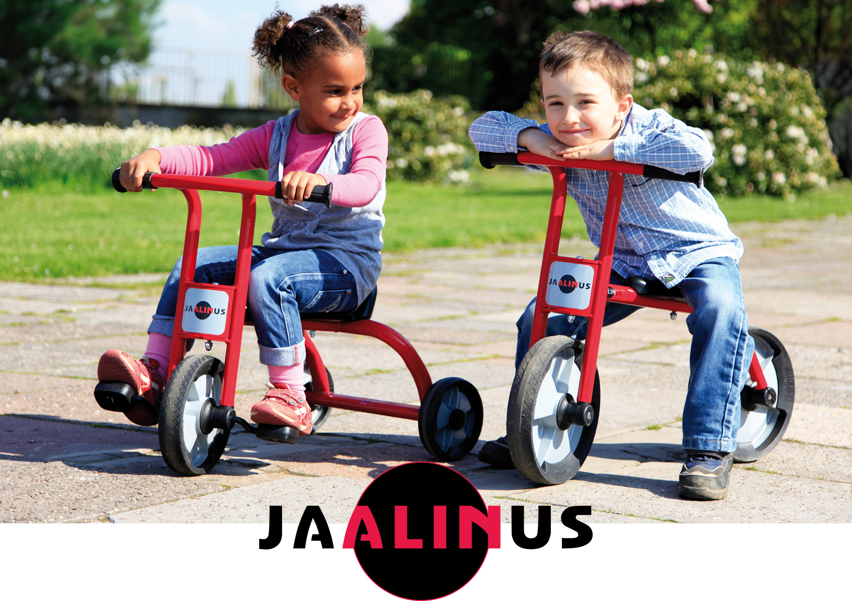 Zwei Kinder auf Dreirädern von Jaalinus