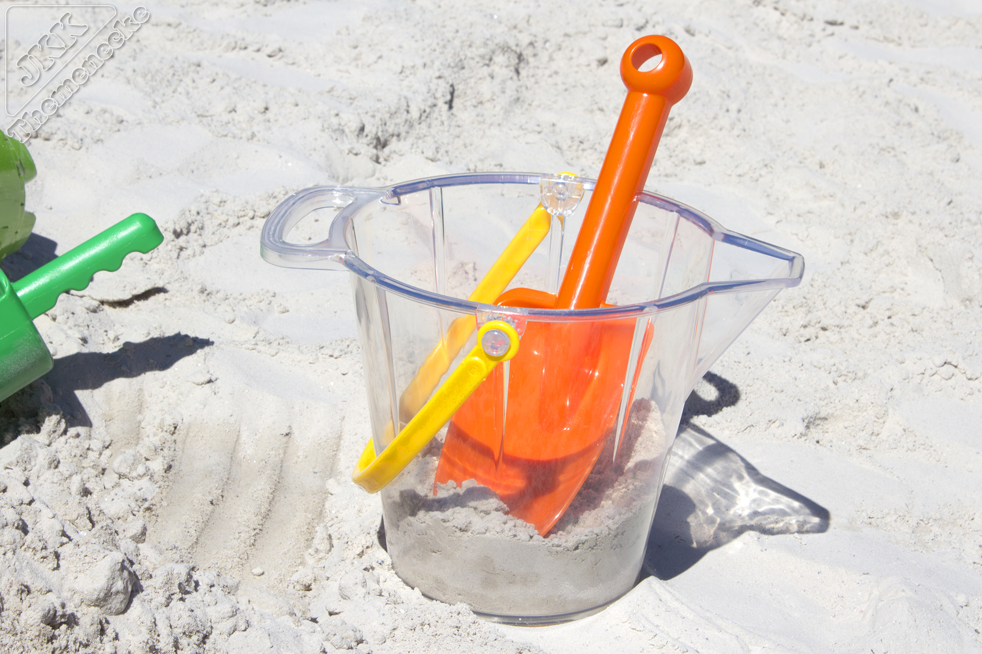 <p>Die stabile Schaufel kommt auch mit nassem Sand gut zurecht und eignet sich besonders zum Graben und Ausheben. Aushubmenge