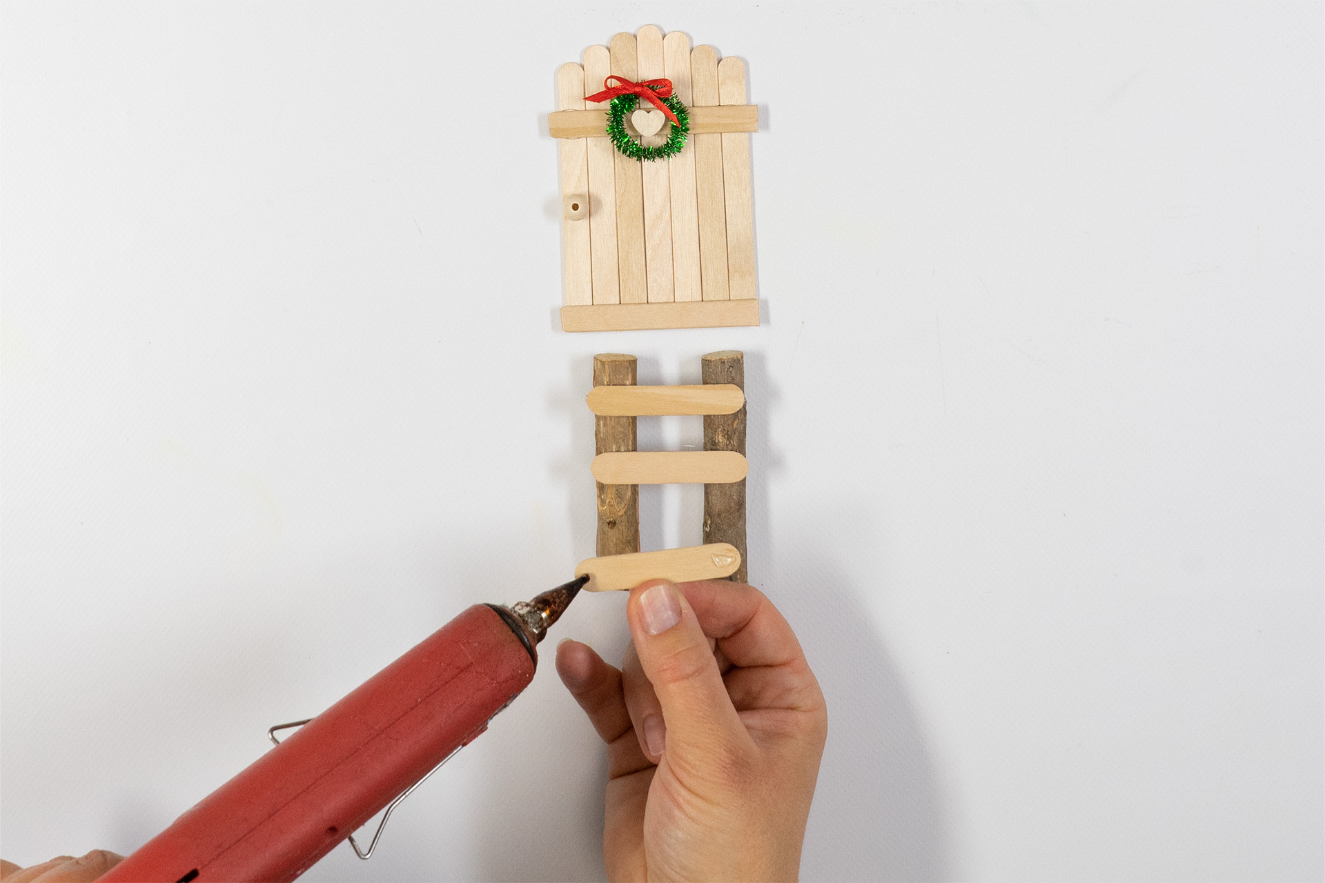 <p>Für die Wichtel-Leiter nehme ich aus der Kreativbox „Holz Mix“ drei kurze, flache Holzstäbchen sowie aus dem Naturmaterial