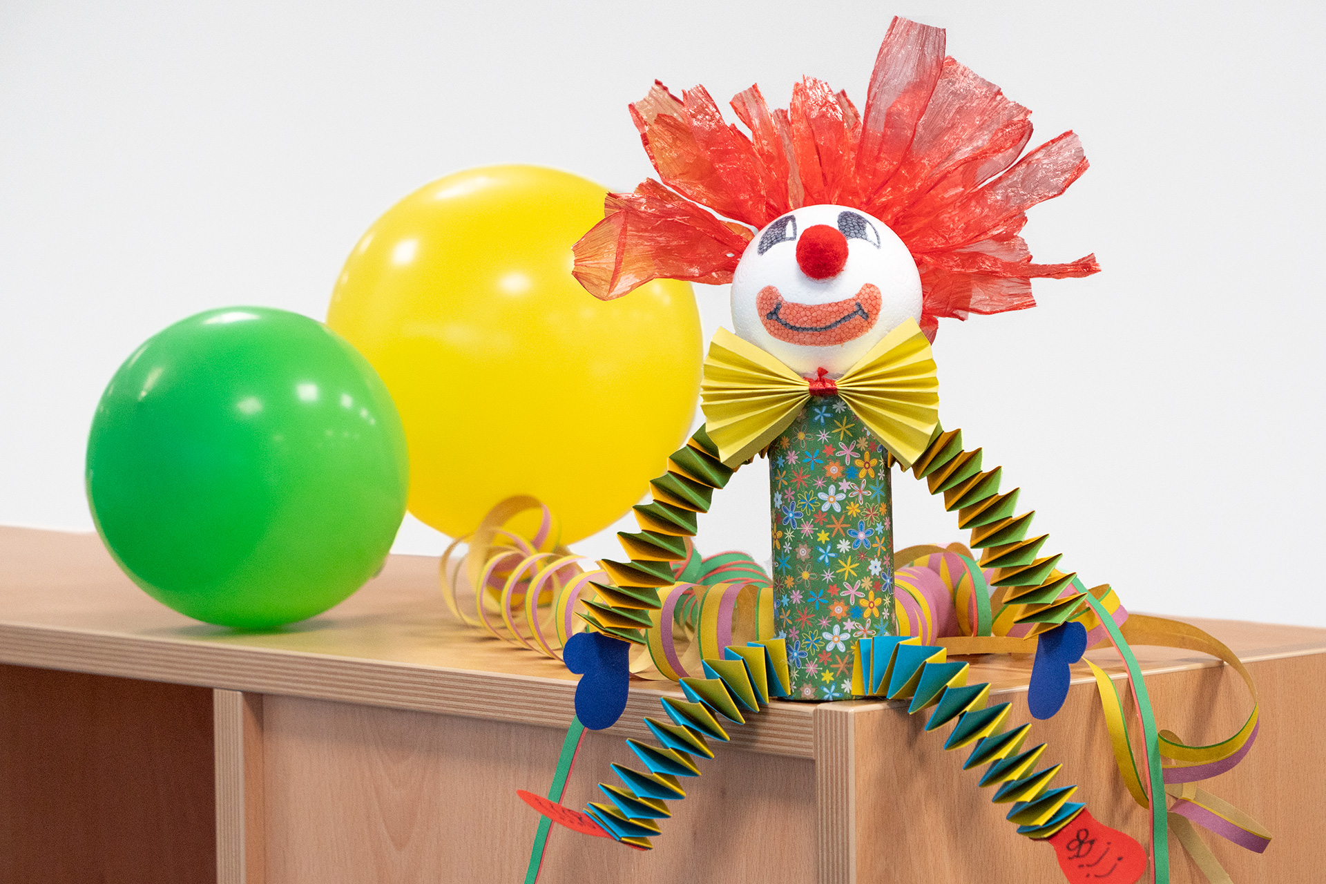 Papprollen-Clown mit Hexenleiter-Armen und -Beinen 