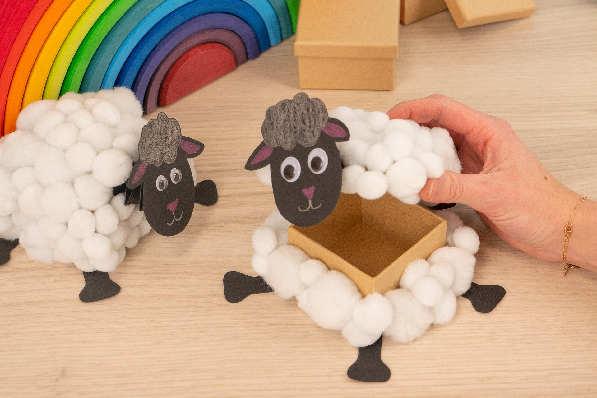 Pompon-Schaf als Geschenkdose