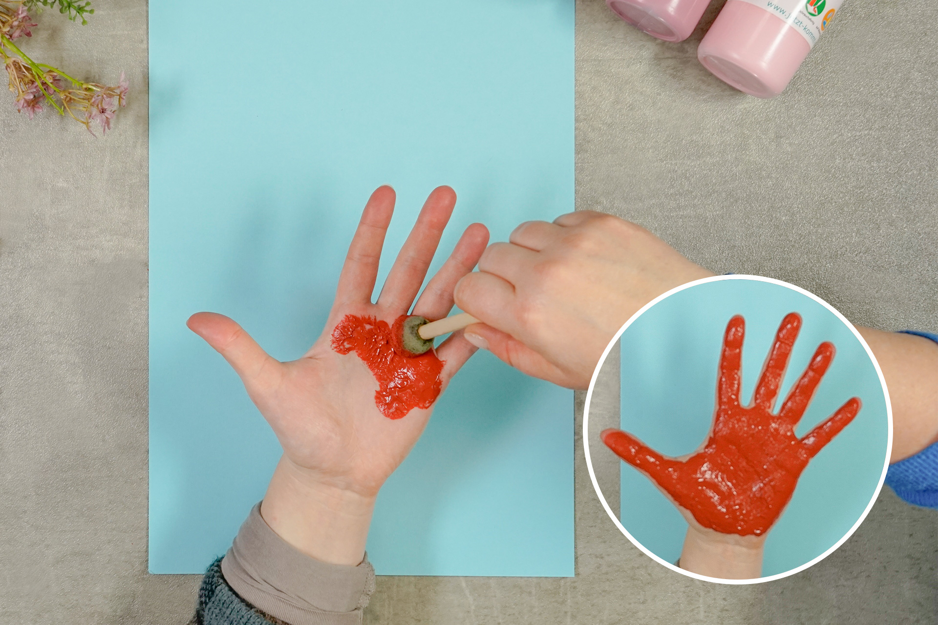 <p>Ich bestreiche meine komplette Handfläche mit KuKiMa Fingerfarbe an. Das geht mit dem Schwammpinsel mit Holzgriff besonder