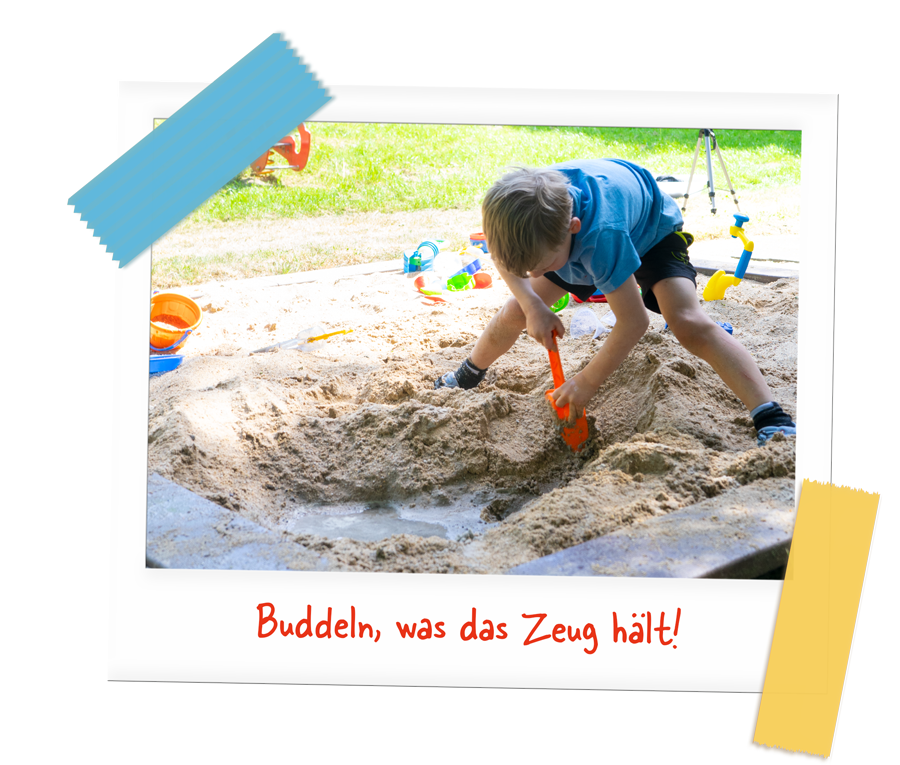 Ein Junge buddelt mit einer orangen Schaufel ein Loch im Sandkasten, in dem sich Wasser befindet