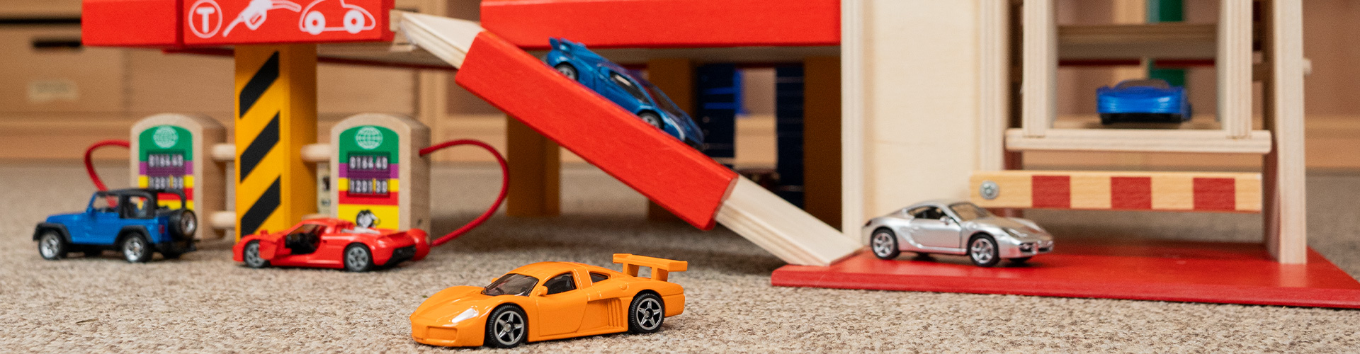 Parkhäuser und Spielzeugautos 