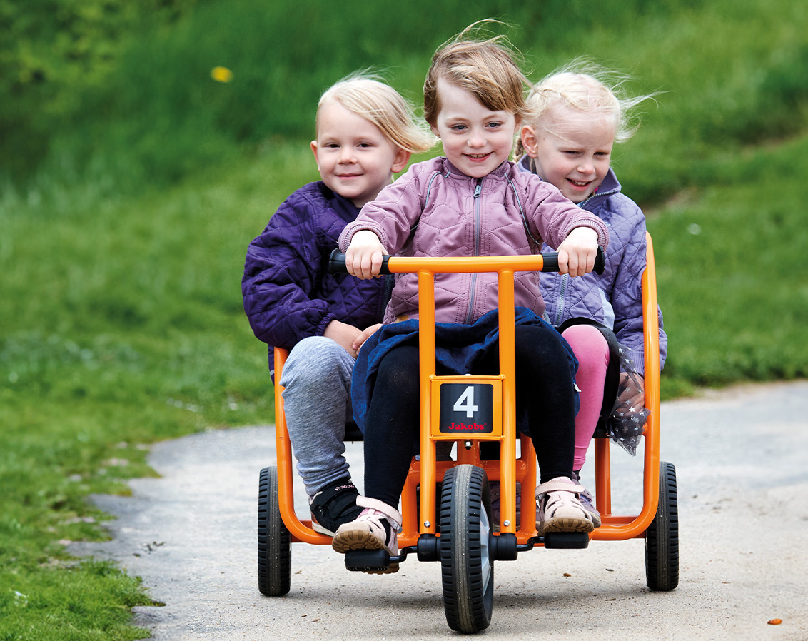 3 Mädchen auf einem Jakobs Aktiv Dreirad-Taxi