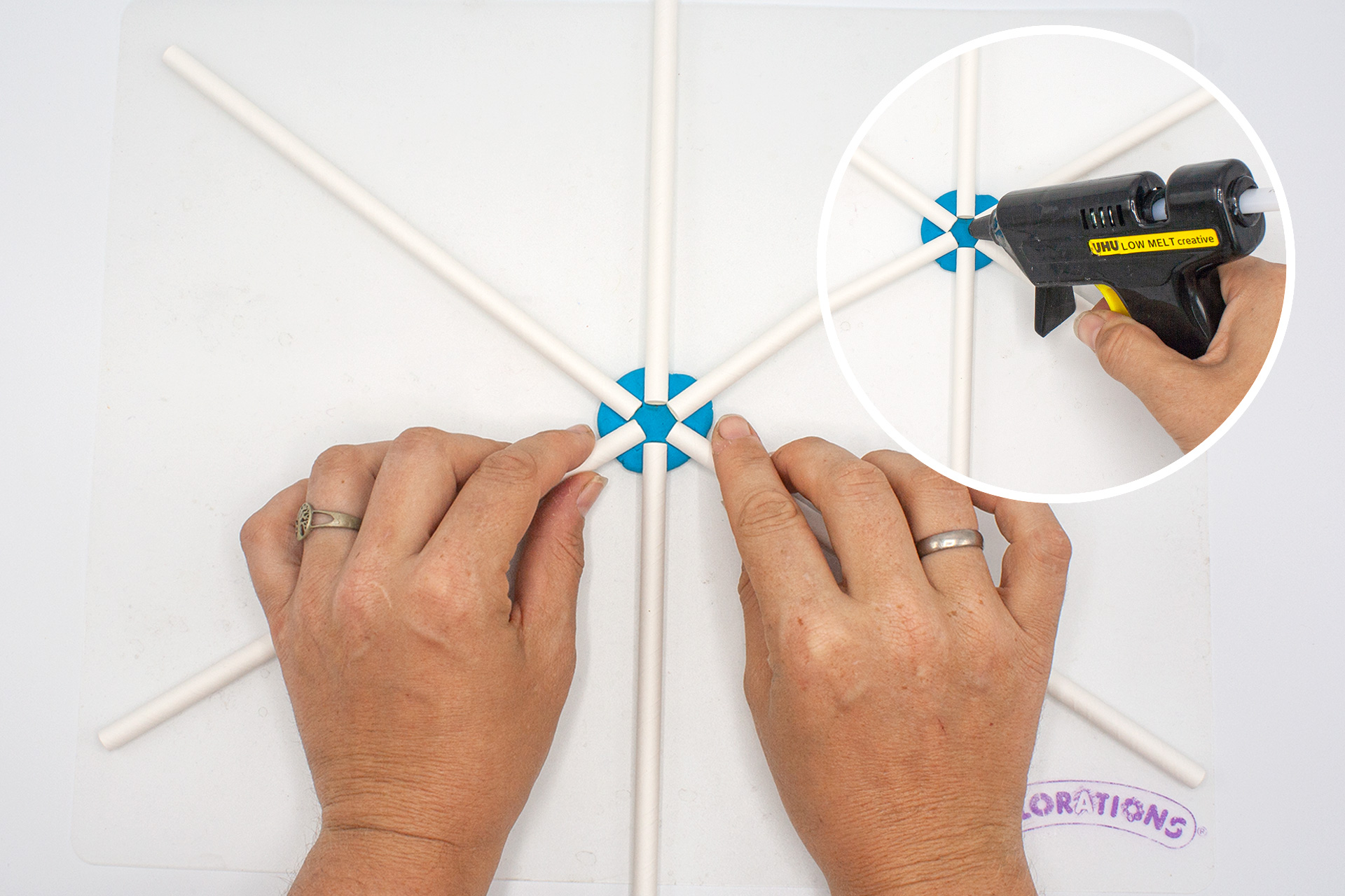 <p>Das Gerüst für den Hexagon-Drachen bauen wir aus Papiertrinkhalmen und mit der Hilfe von Knete. Auf eine Bastelmatte geben
