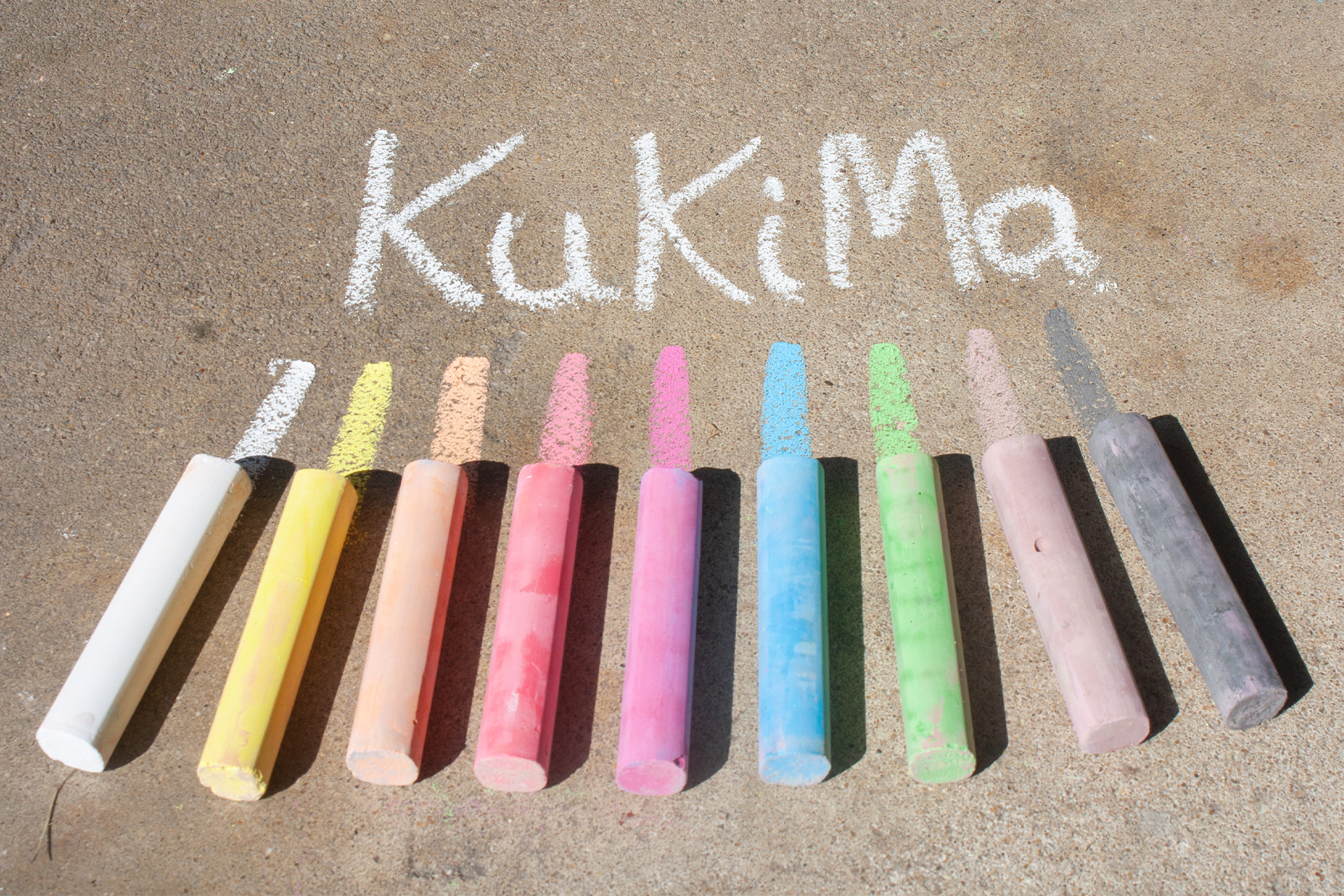 Der Farbauftrag der KuKiMa Kreiden ist weich und satt. Die Farben leuchten kräftig, die Kreiden hinterlassen eine breite Spur