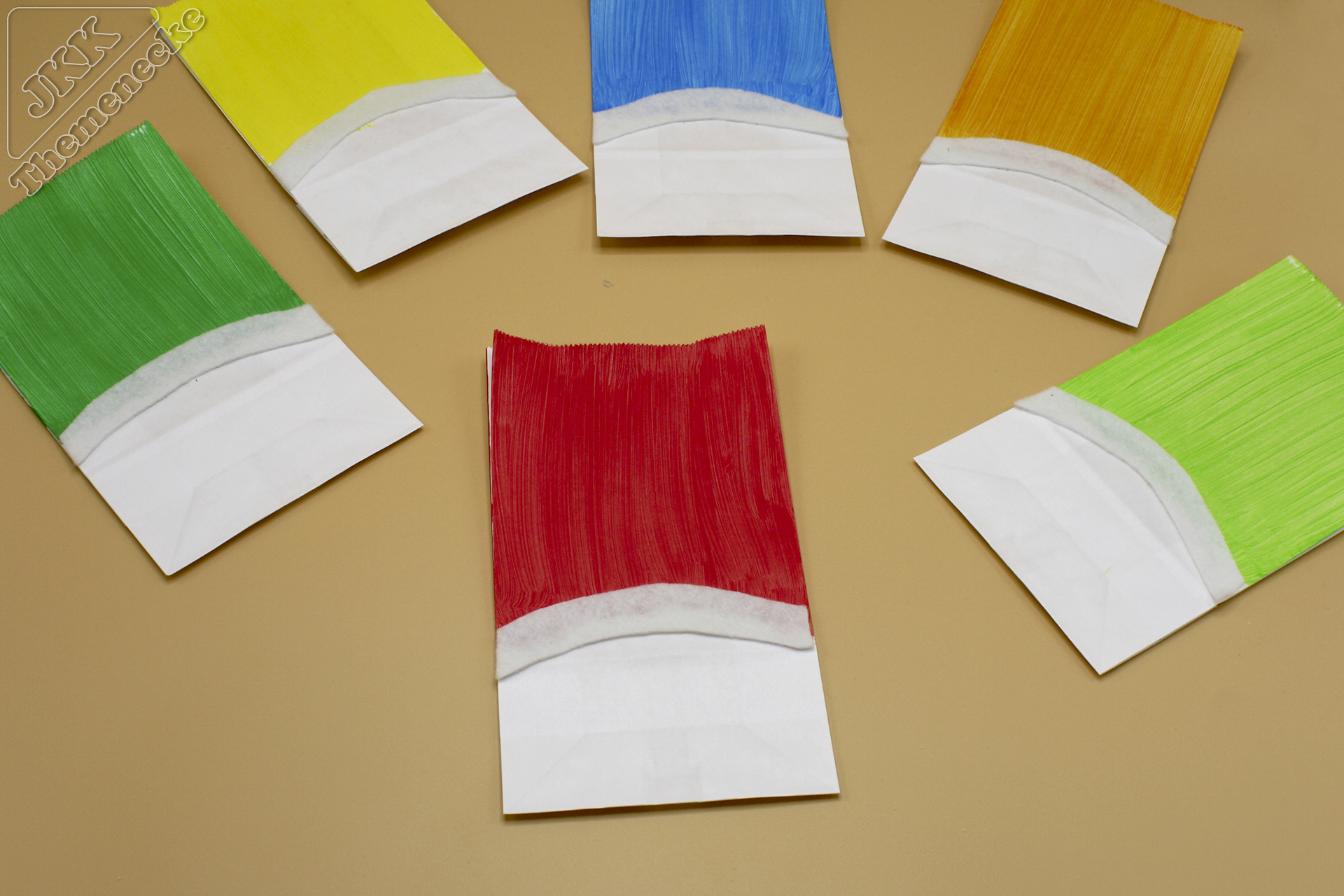 Tipp: Wenn Ihr mit Kindern bastelt, legt ein Stück Pappe in die Papiertüte. Das verhindert bei zu beherztem Klebereinsatz, da