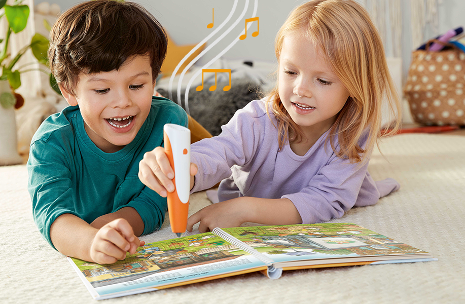 Kleiner Junge und kleines Mädchen nutzen tiptoi-Stift und tip-Toi-Buch