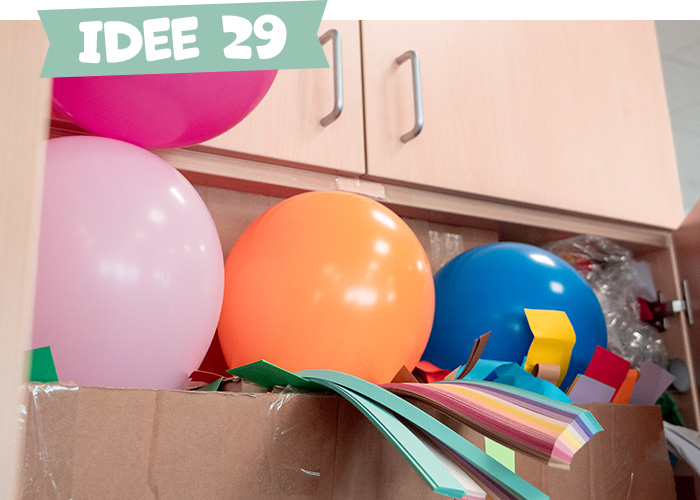 Luftballons in Materialschrank versteckt