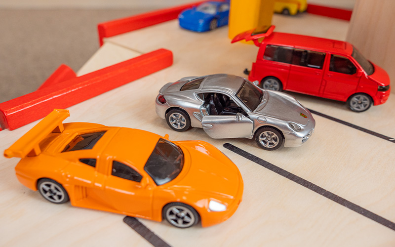 Modellautos, Spielzeugautos und Spielzeug-Parkhäuser